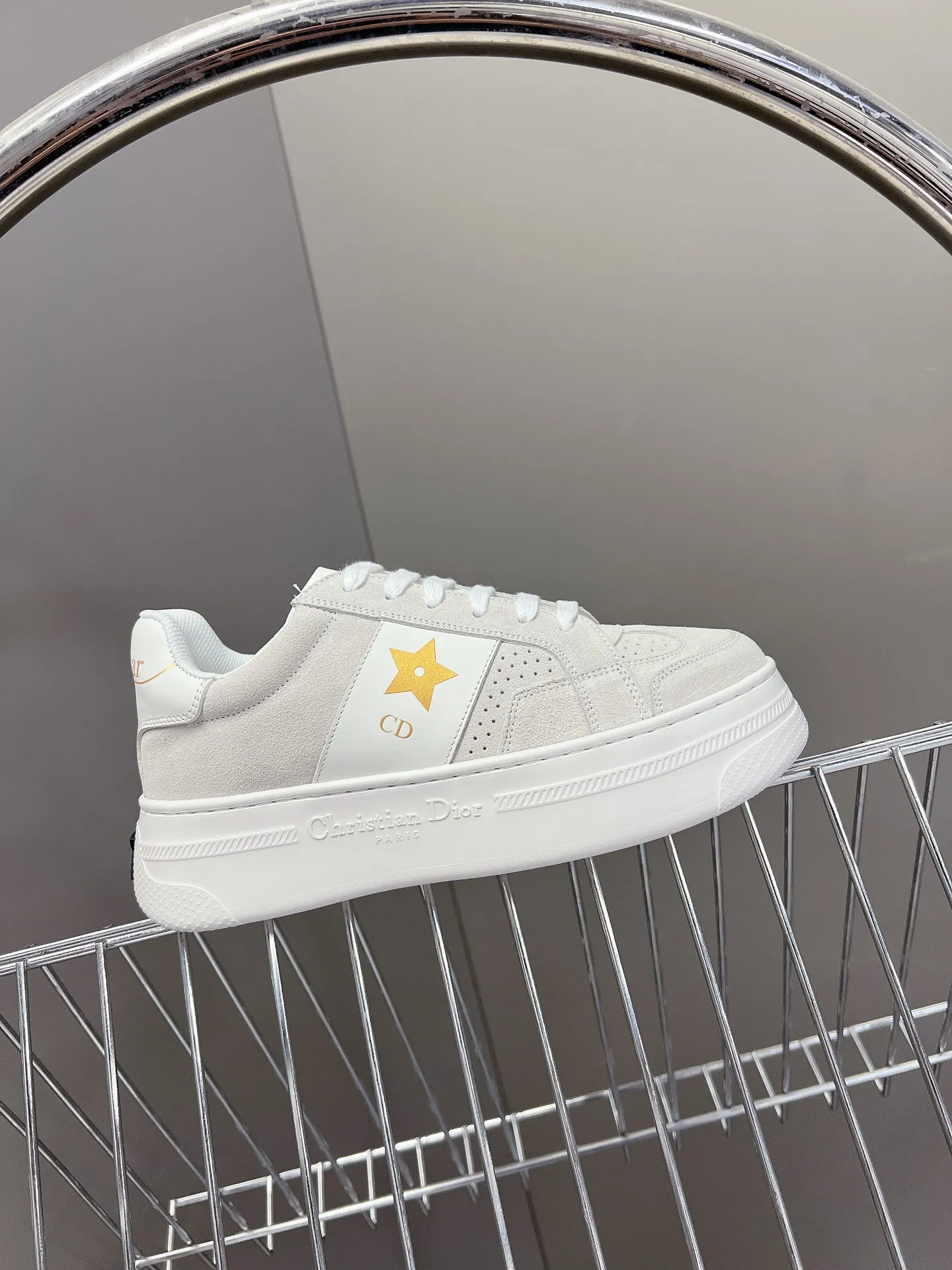 👟👟Ex-factory price 640👟👟 Dior's new platform shoes thick-soled casual shoes. Purchased and developed from Taikoo Hui RMB 16,400. These Dior Star sneakers continue the timeless silhouette and are carefully made of cow leather, so they are particularly comfortable on the feet. They are decorated with tonal suede panels and metal stars to decorate the lace eyelets to enhance the style. The lightweight style is matched with the "Christian Dior" logo thin sole, suitable for all seasons, and can be matched with all kinds of casual looks to add a finishing touch. Classic and super durable. The upper is stitched with cowhide. The original IP outsole height is 4CM. Size: 35-41. A full set of counter synchronized gift boxes 💝 packaging